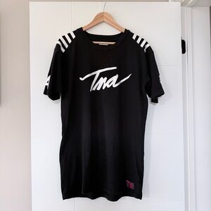 TNA Aritzia Women’s Graphic Long Black T-Shirt